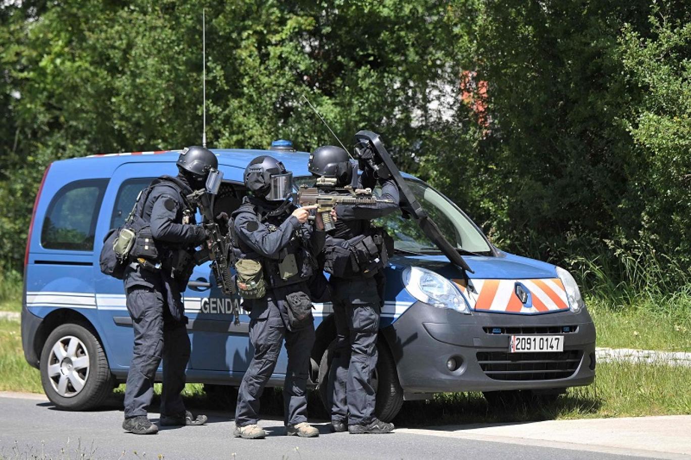 Counter terrorism in France, Police officer wounded in knife attack